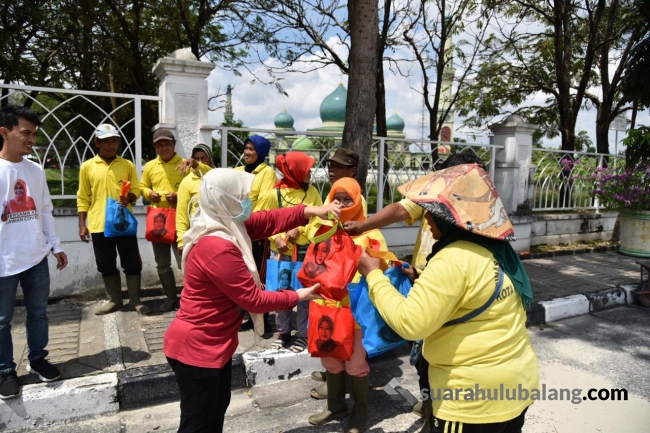 Anggota DPD RI Intsiawati Ayus Menggelar Aksi Sosial Berbagi Sembako Plus